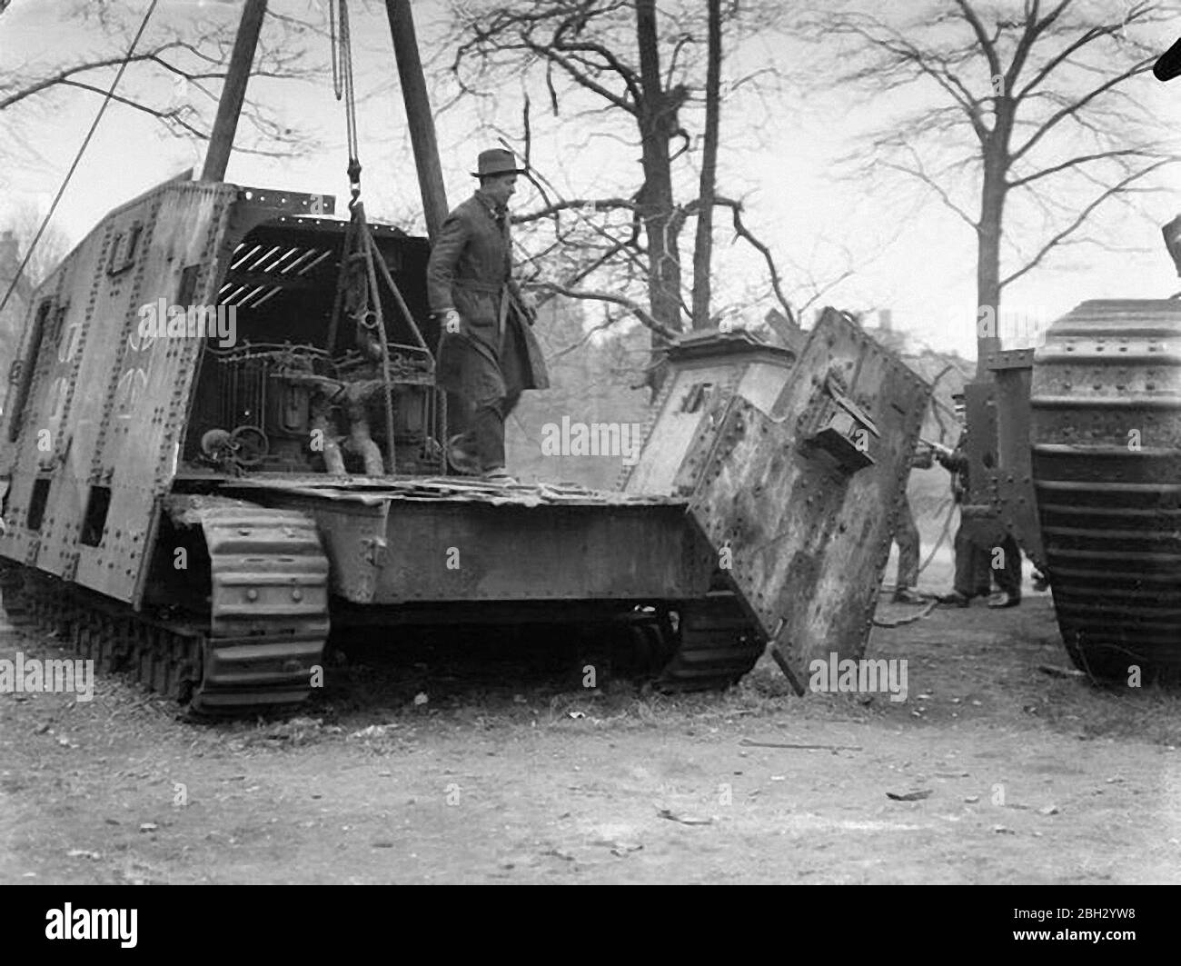 Der A7V war ein schwerer Panzer, der 1918 von Deutschland während des Ersten Weltkriegs eingeführt wurde.der A7V war 7.34 m (24 ft 1 in) lang und 3 m (9 ft 10 in) breit, und die maximale Höhe betrug 3.3 m (10 ft 10 in). Die Besatzung bestand offiziell aus mindestens 17 Soldaten und einem Offizier: Kommandant (Offizier, typischerweise Leutnant), Fahrer, Mechaniker, Mechaniker/Signalgeber, 12 Infanteristen (sechs Maschinenschützen, sechs Lader) und zwei Artilleristen (Hauptschützen und Lader). A7Vs gingen oft mit bis zu 25 Mann an Bord in Aktion Stockfoto