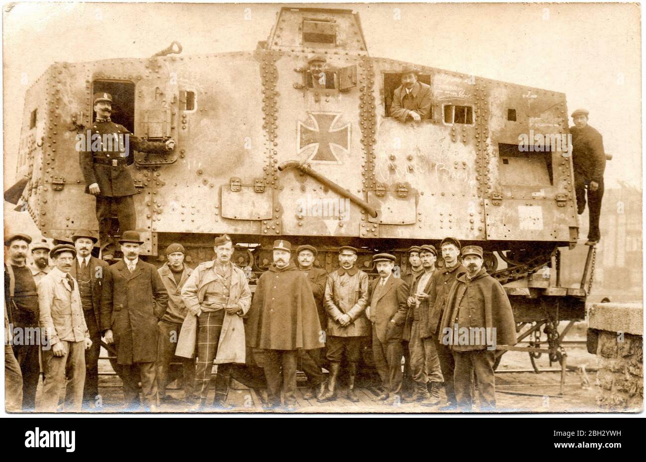 Der A7V war ein schwerer Panzer, der 1918 von Deutschland während des Ersten Weltkriegs eingeführt wurde.der A7V war 7.34 m (24 ft 1 in) lang und 3 m (9 ft 10 in) breit, und die maximale Höhe betrug 3.3 m (10 ft 10 in). Die Besatzung bestand offiziell aus mindestens 17 Soldaten und einem Offizier: Kommandant (Offizier, typischerweise Leutnant), Fahrer, Mechaniker, Mechaniker/Signalgeber, 12 Infanteristen (sechs Maschinenschützen, sechs Lader) und zwei Artilleristen (Hauptschützen und Lader). A7Vs gingen oft mit bis zu 25 Mann an Bord in Aktion Stockfoto