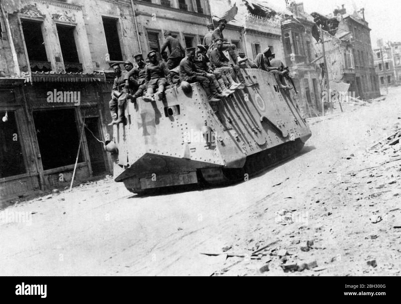 Der A7V war ein schwerer Panzer, der 1918 von Deutschland während des Ersten Weltkriegs eingeführt wurde.der A7V war 7.34 m (24 ft 1 in) lang und 3 m (9 ft 10 in) breit, und die maximale Höhe betrug 3.3 m (10 ft 10 in). Die Besatzung bestand offiziell aus mindestens 17 Soldaten und einem Offizier: Kommandant (Offizier, typischerweise Leutnant), Fahrer, Mechaniker, Mechaniker/Signalgeber, 12 Infanteristen (sechs Maschinenschützen, sechs Lader) und zwei Artilleristen (Hauptschützen und Lader). A7Vs gingen oft mit bis zu 25 Mann an Board des Deutschen Sturmwagen in Roye in Aktion Stockfoto