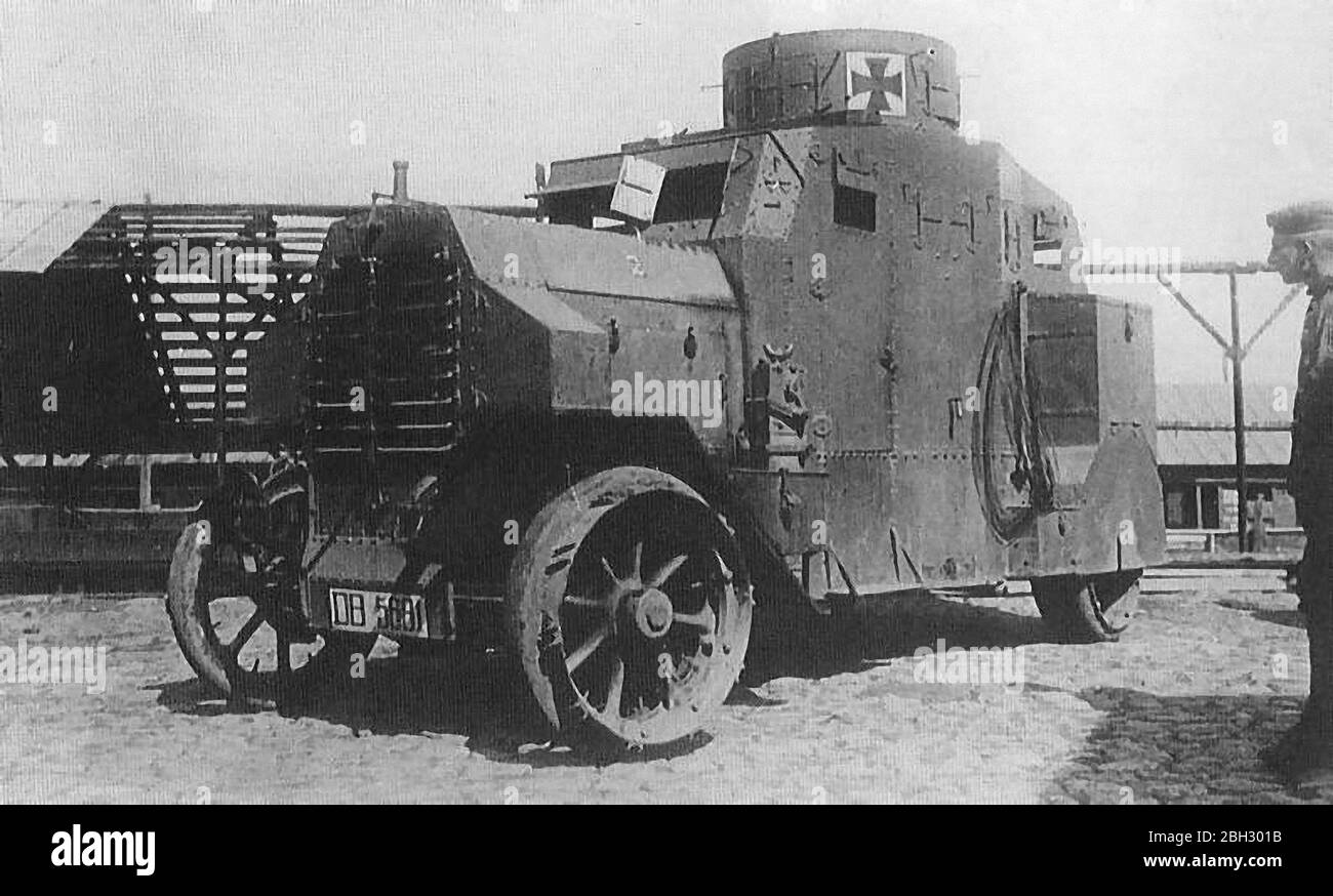 Der A7V war ein schwerer Panzer, der 1918 von Deutschland während des Ersten Weltkriegs eingeführt wurde.der A7V war 7.34 m (24 ft 1 in) lang und 3 m (9 ft 10 in) breit, und die maximale Höhe betrug 3.3 m (10 ft 10 in). Die Besatzung bestand offiziell aus mindestens 17 Soldaten und einem Offizier: Kommandant (Offizier, typischerweise Leutnant), Fahrer, Mechaniker, Mechaniker/Signalgeber, 12 Infanteristen (sechs Maschinenschützen, sechs Lader) und zwei Artilleristen (Hauptschützen und Lader). A7Vs gingen oft mit bis zu 25 Mann an Bord in Aktion Stockfoto