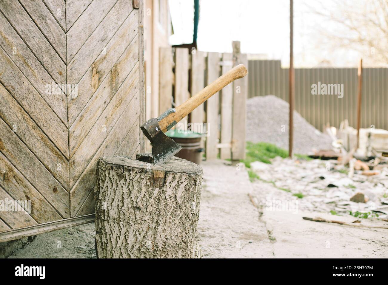 Axt in den Holzstumpf geklebt. Holzfälleraxt auf dem Stumpf. Stockfoto