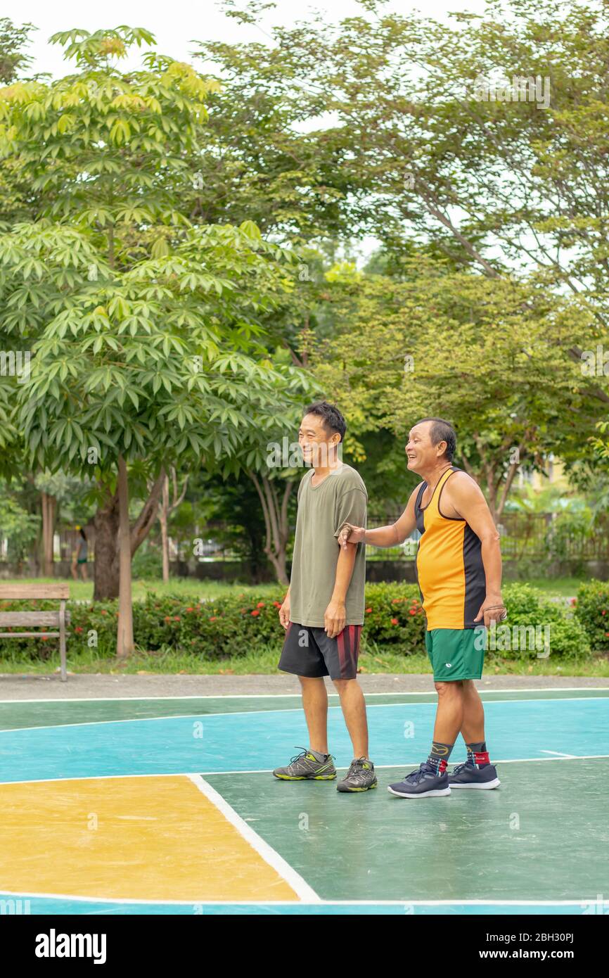 Alter Mann glücklich mit Übung Basketball spielen in BangYai Park Nonthaburi in Thailand. 22. August 2018 Stockfoto