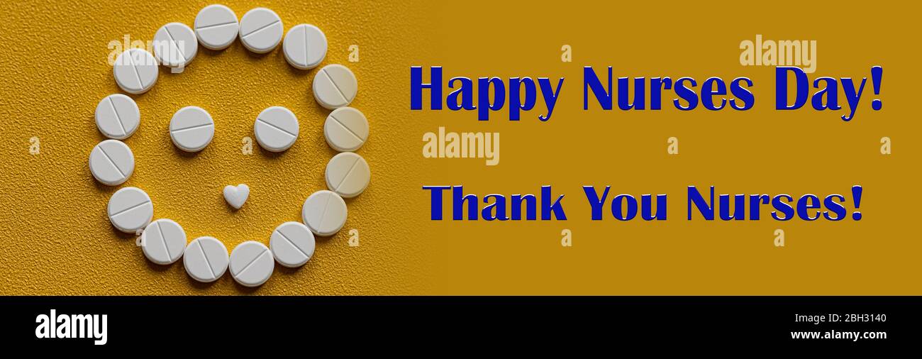Weiße Tafeln sind in Form eines Smiley-Gesichts auf gelbem Hintergrund angeordnet. Glückwunschtext zum Krankenschwester-Feiertag. Gesundheitswesen Stockfoto