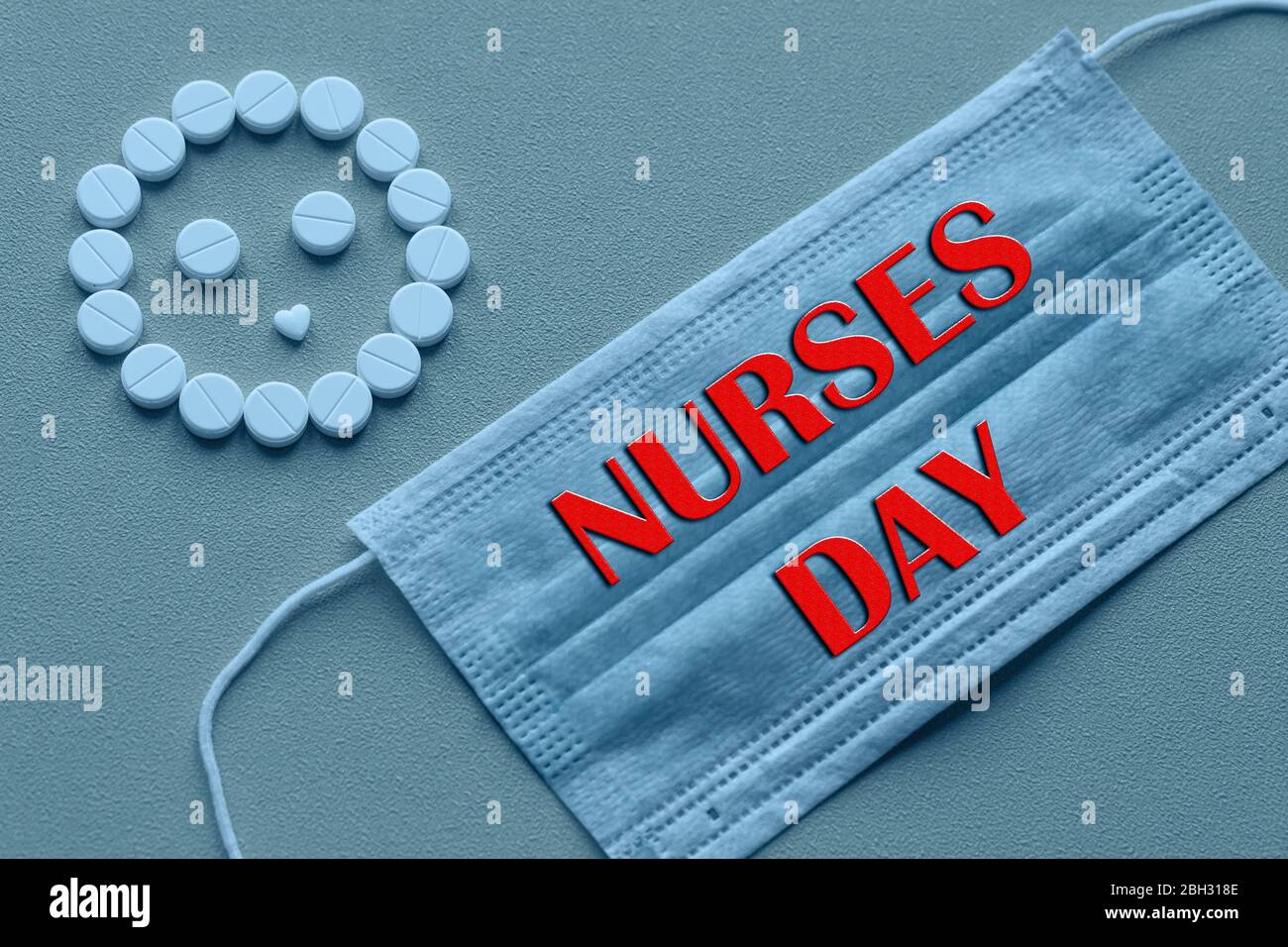 Weiße Tafeln sind in Form eines Smiley-Gesichts auf gelbem Hintergrund angeordnet. Glückwunschtext zum Krankenschwester-Feiertag. Gesundheitswesen Stockfoto