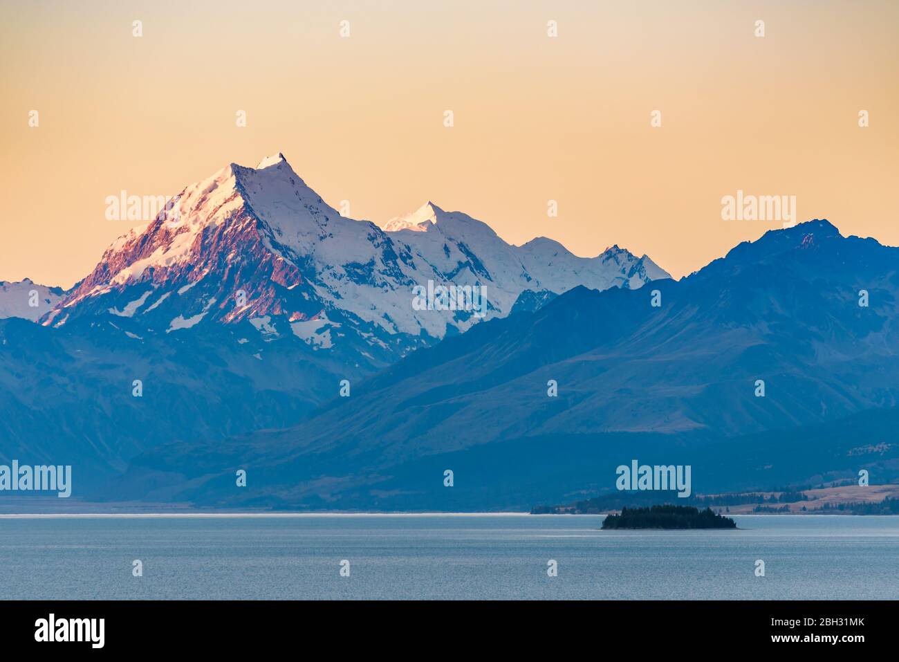 Wunderschöne Landschaft des Mount Cook Gipfel in der Dämmerung nach Sonnenuntergang bedeckt über dem See Pukaki gesehen. Aoraki / Mount Cook National Park, Neuseeland. Stockfoto