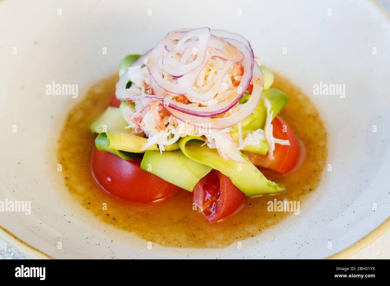Frischer Salat mit Krabbenfleisch und Avocado auf einem Teller. Stockfoto