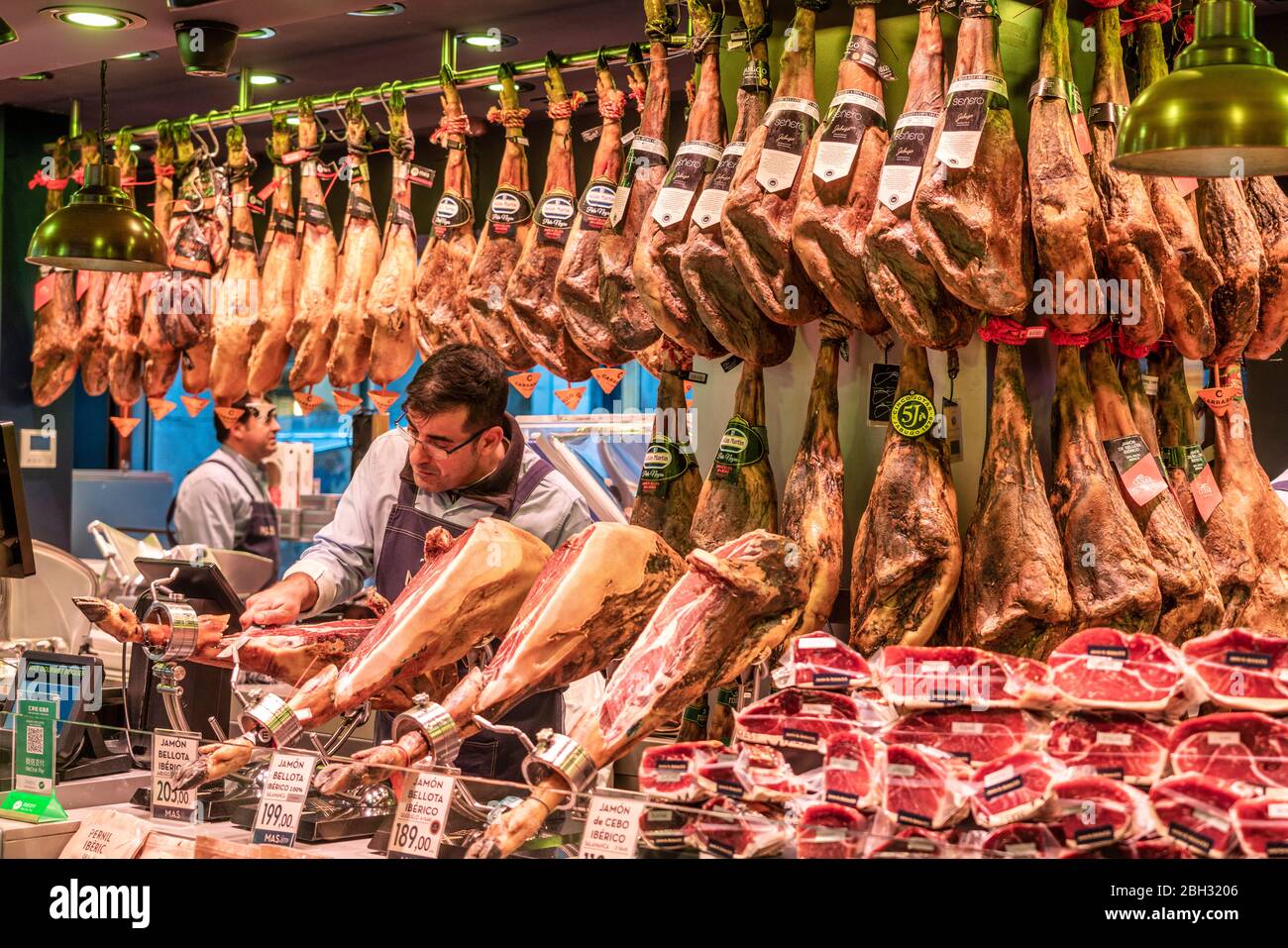 Mercat de la Boqueria, man Cutting Jamon Serrano, Hamam Stall, Markthalle, Barcelona, Spanien Stockfoto