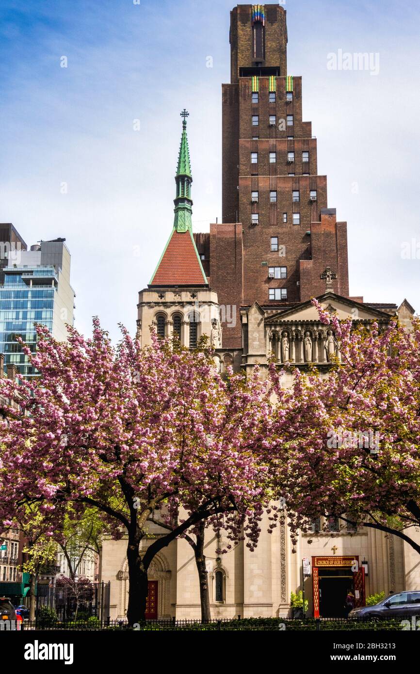 DIE RÖMISCH-KATHOLISCHE PFARREI UNSERES ERLÖSERS, DES HEILIGEN STEPHANUS UND UNSERER LIEBEN FRAU VOM SKAPULUM, UND DIE KAPELLE DER HEILIGEN HERZEN JESU UND MARIENS, NYC Stockfoto