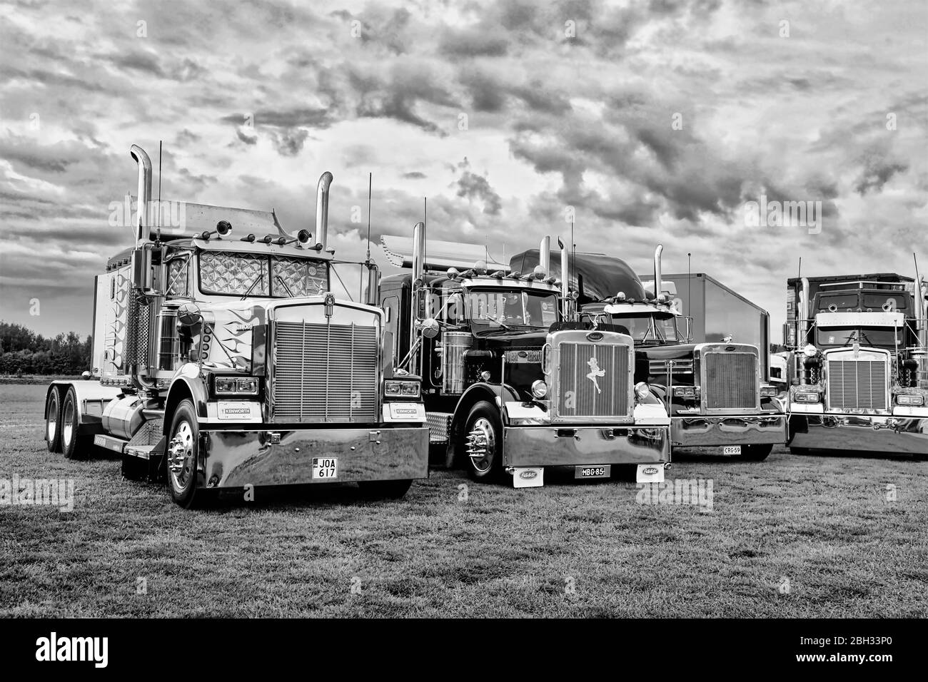 Klassische amerikanische Kenworth W900B und Peterbilt Big Rigs reihten sich auf der Power Truck Show 2019 ein. Schwarz-Weiß-Konvertierung. Alaharma, Finnland. August 2019. Stockfoto