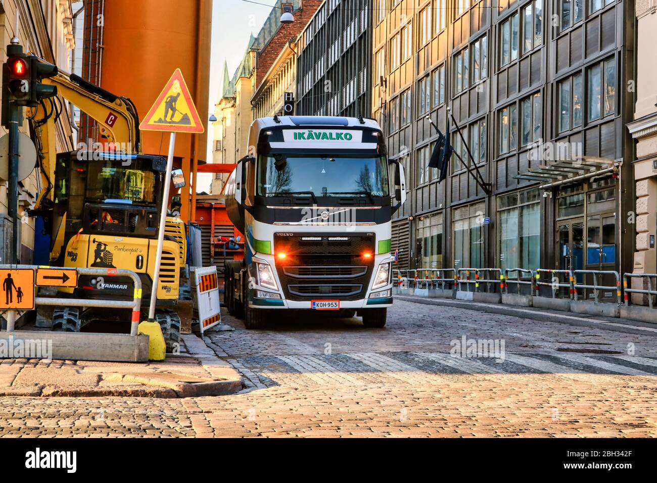 Volvo FH Bulk Transport LKW Ikävalko auf städtischer Baustelle im Morgenlicht. Helsinki, Finnland. 18. April 2020. Stockfoto