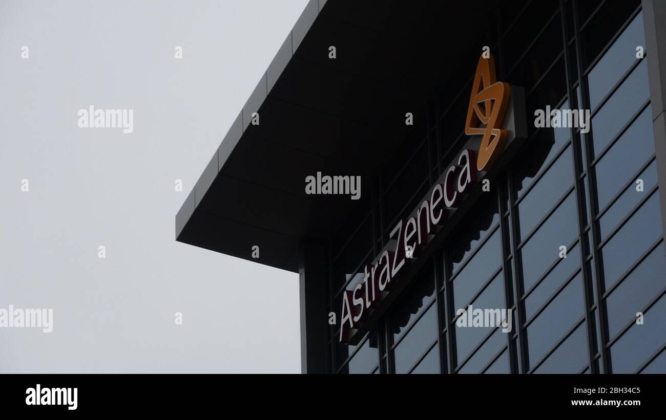 Fassade mit Logo im Büro des Pharmaunternehmens AstaZeneca, South San Francisco, Kalifornien, 11. April 2020. () Stockfoto