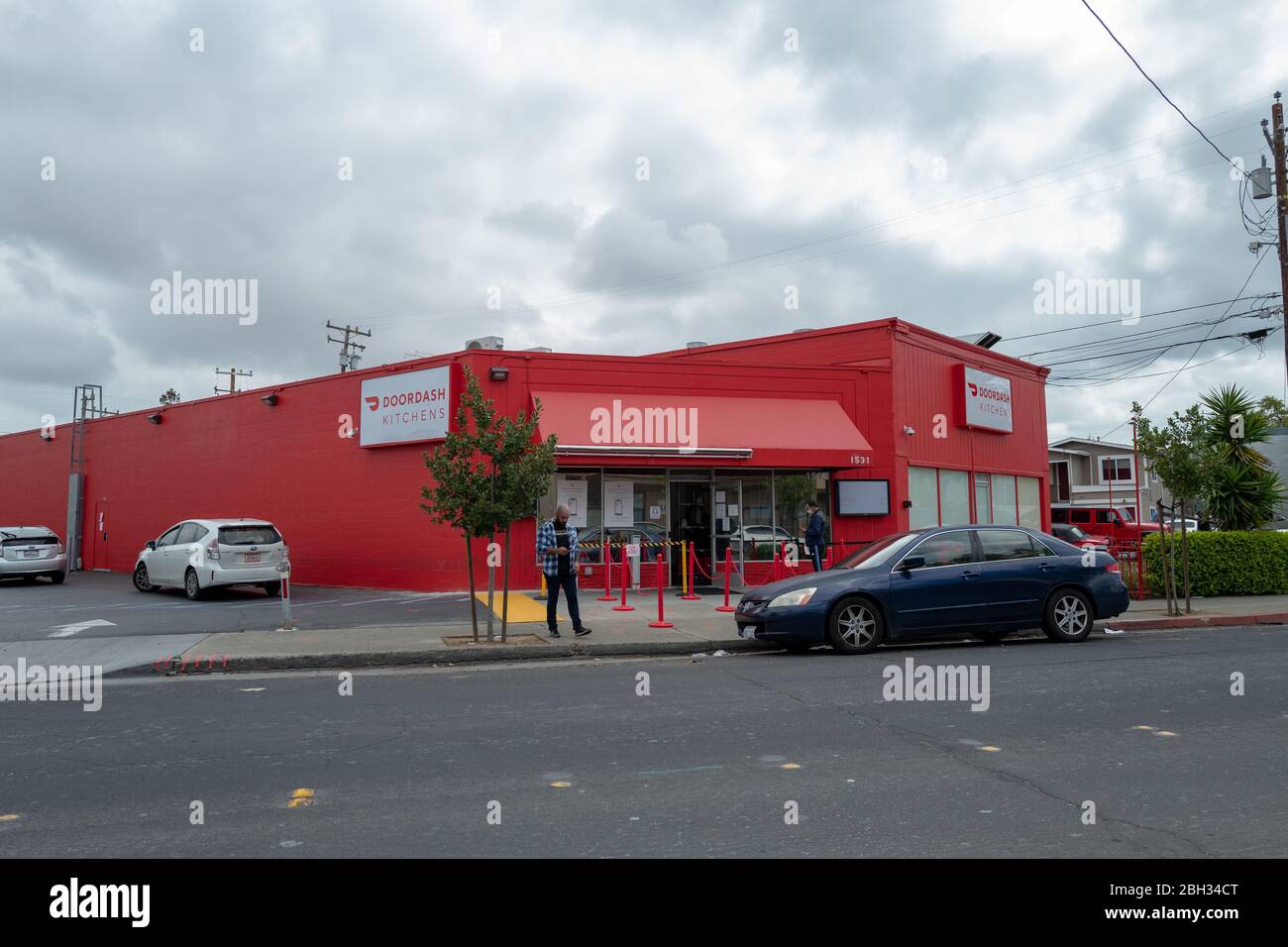 Fassade mit Logo bei Doordash Kitchen, einer experimentellen Geisterküche für den Food Delivery App-Service Doordash im Silicon Valley, Foster City, Kalifornien, 10. April 2020. () Stockfoto