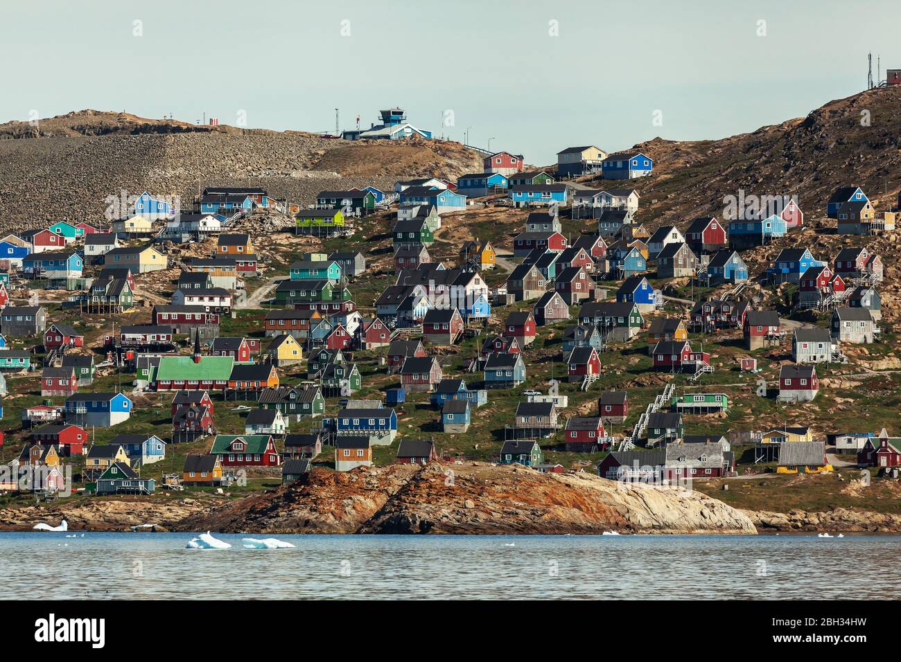 Traditionelle blaue Holzhäuser in Upernavik (Grönland) - Sommer - Tagsüber Stockfoto