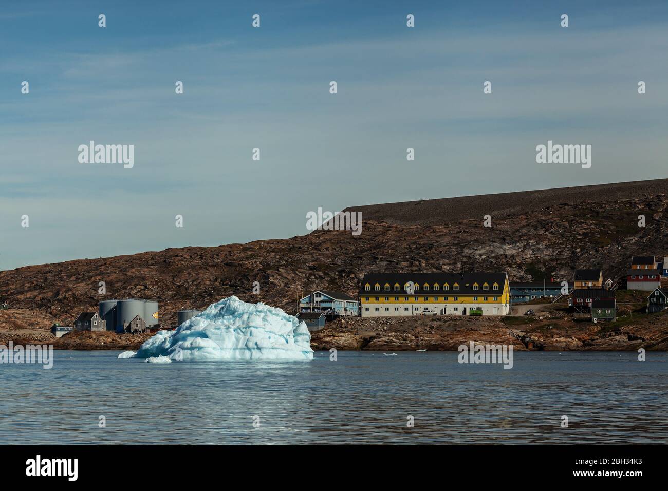 Upernavik (Grönland) - Küste vom Meer mit schwimmenden Eisbergen Stockfoto