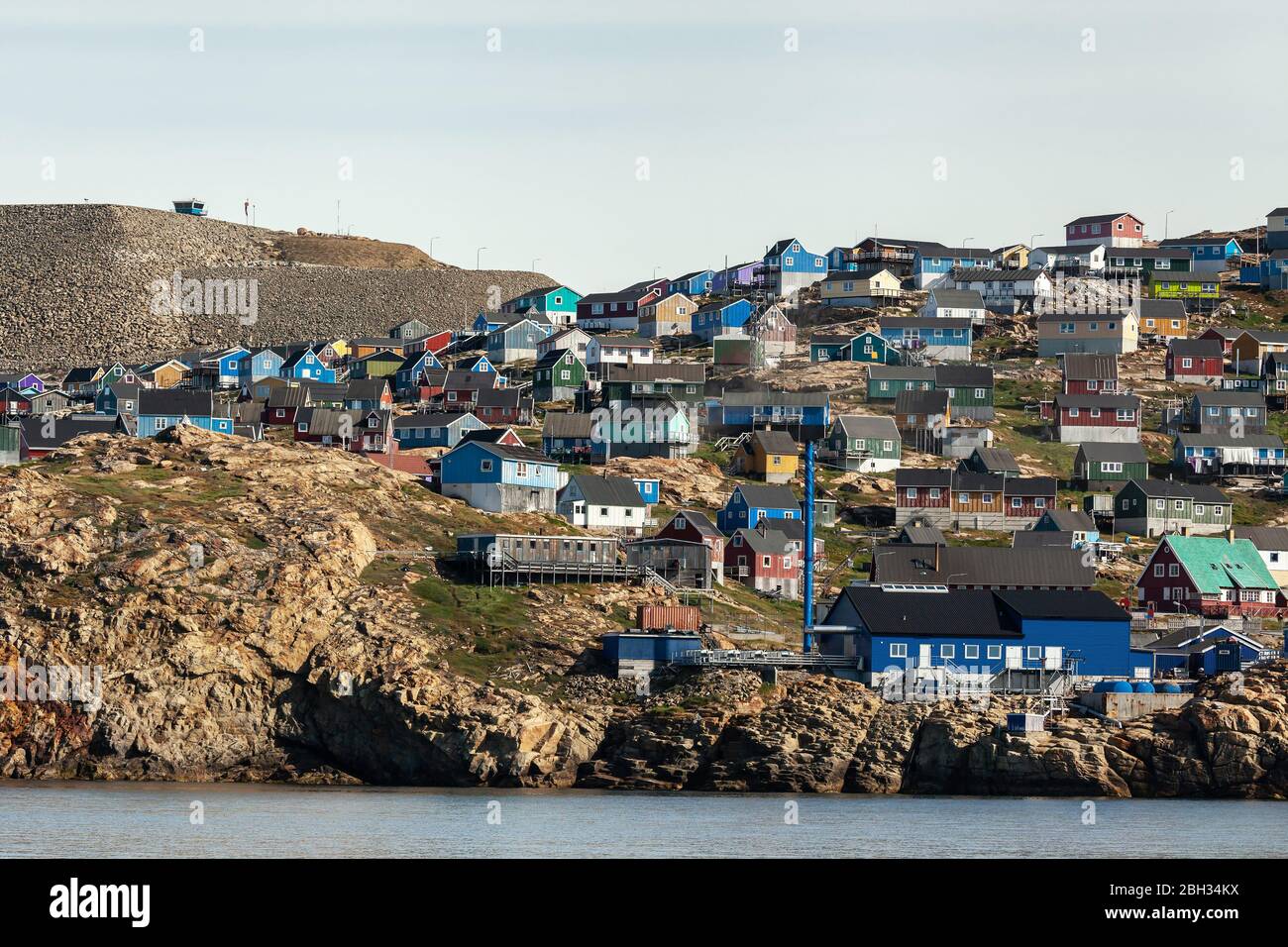 Traditionelle blaue Holzhäuser in Upernavik (Grönland) - Sommer - Tagsüber Stockfoto