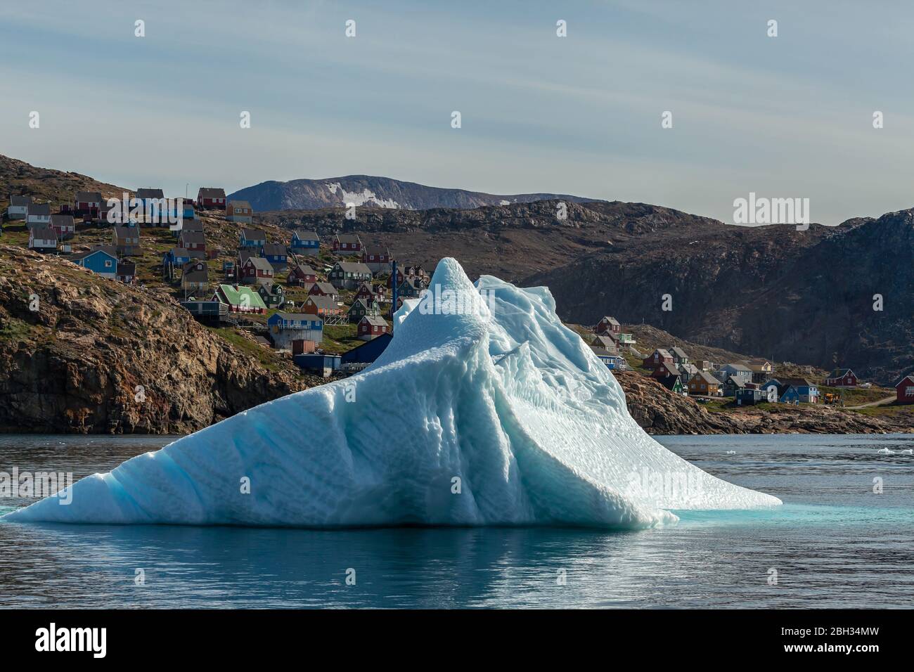 Upernavik (Grönland) - Küste vom Meer mit schwimmenden Eisbergen Stockfoto