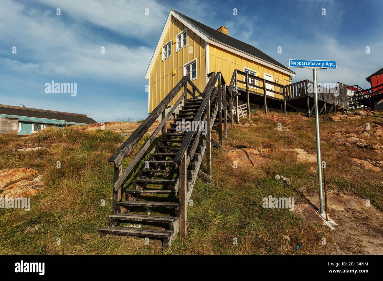 Traditionelles Holzhaus in Grönland mit Treppe Stockfoto