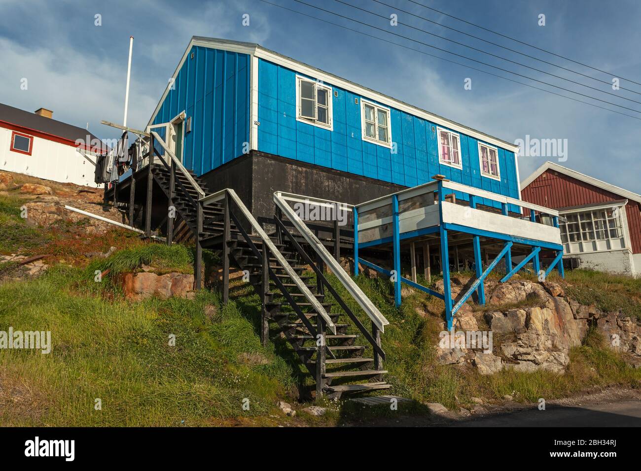 Traditionelles Holzhaus in Grönland mit Treppe Stockfoto