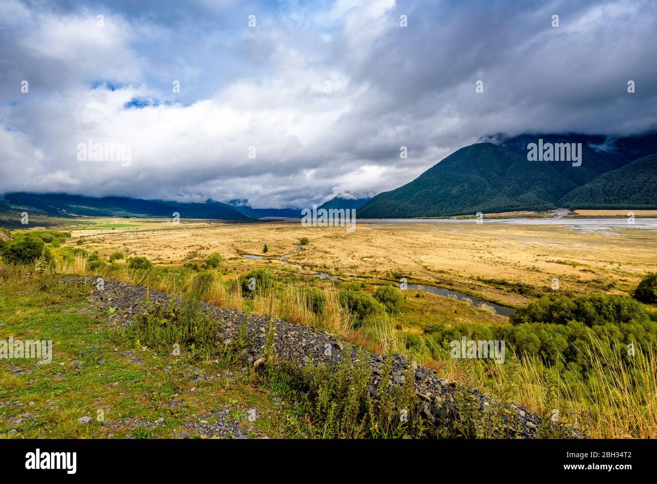 Berge, Hügel, Ebenen, Wiesen, Prärie, Felder und Fluss fließt. Waimakariri River Valley, in der Nähe von Arthur's Pass und Lake Pearson, Neuseeland. Stockfoto