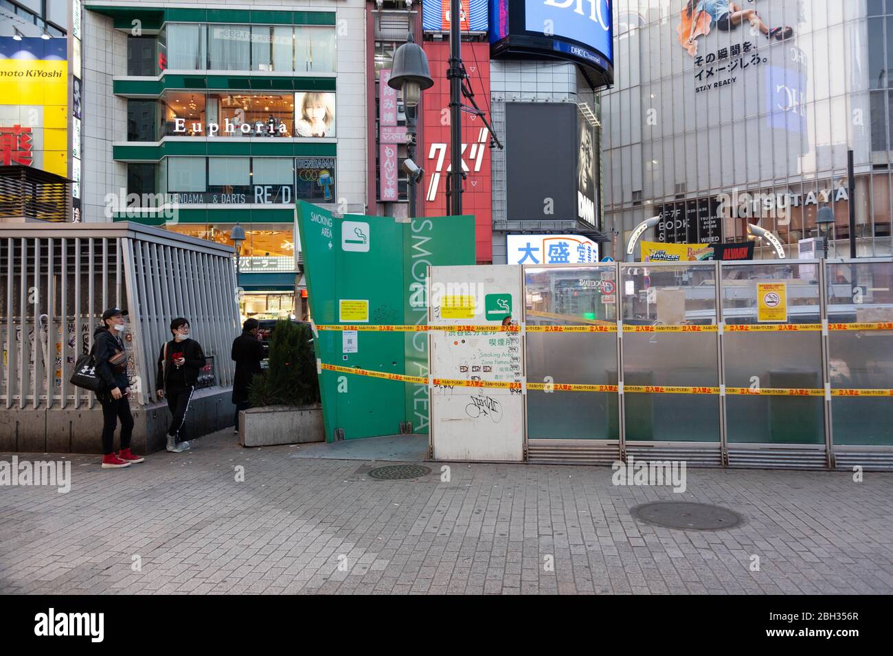 Raucher außerhalb eines Raucherbereichs, der geschlossen wurde, um die Ausbreitung des COVID-19 Coronavirus zu verhindern, Shibuya, Tokio, Japan, 8. April 2020. Fotograf Niclas Ericsson. () Stockfoto