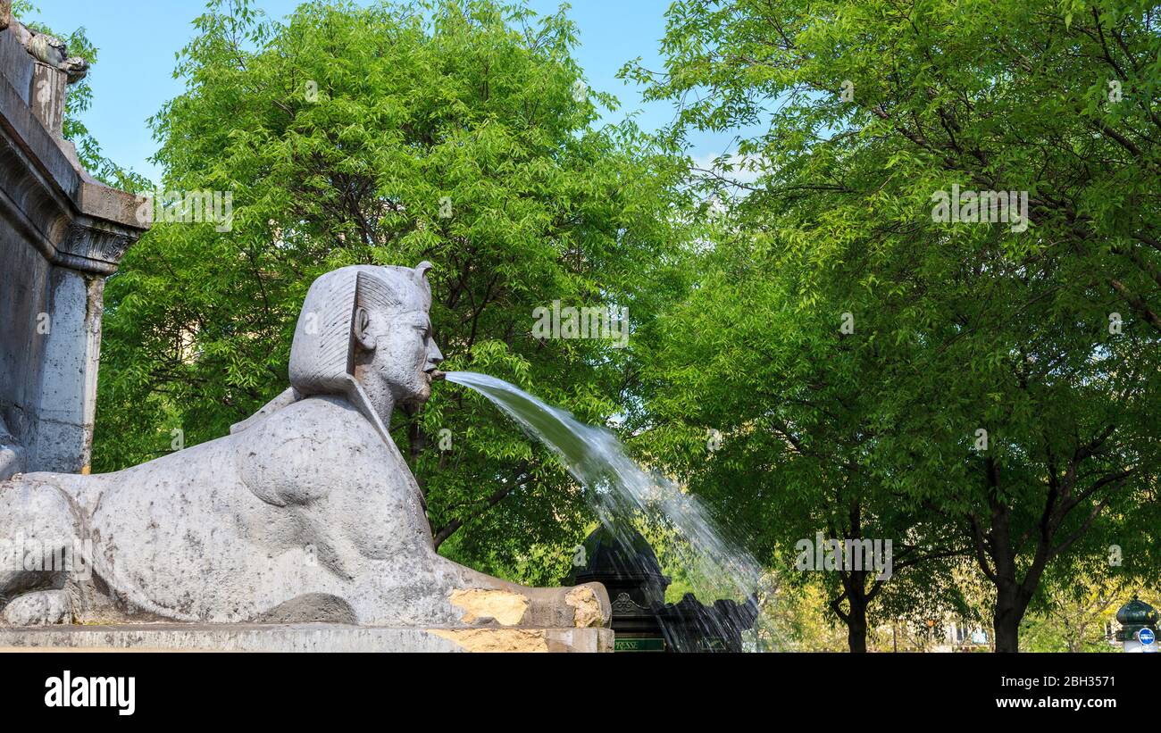 Eine ägyptische Sphinx, die Wasser spießt, in La Fontaine du Palmier