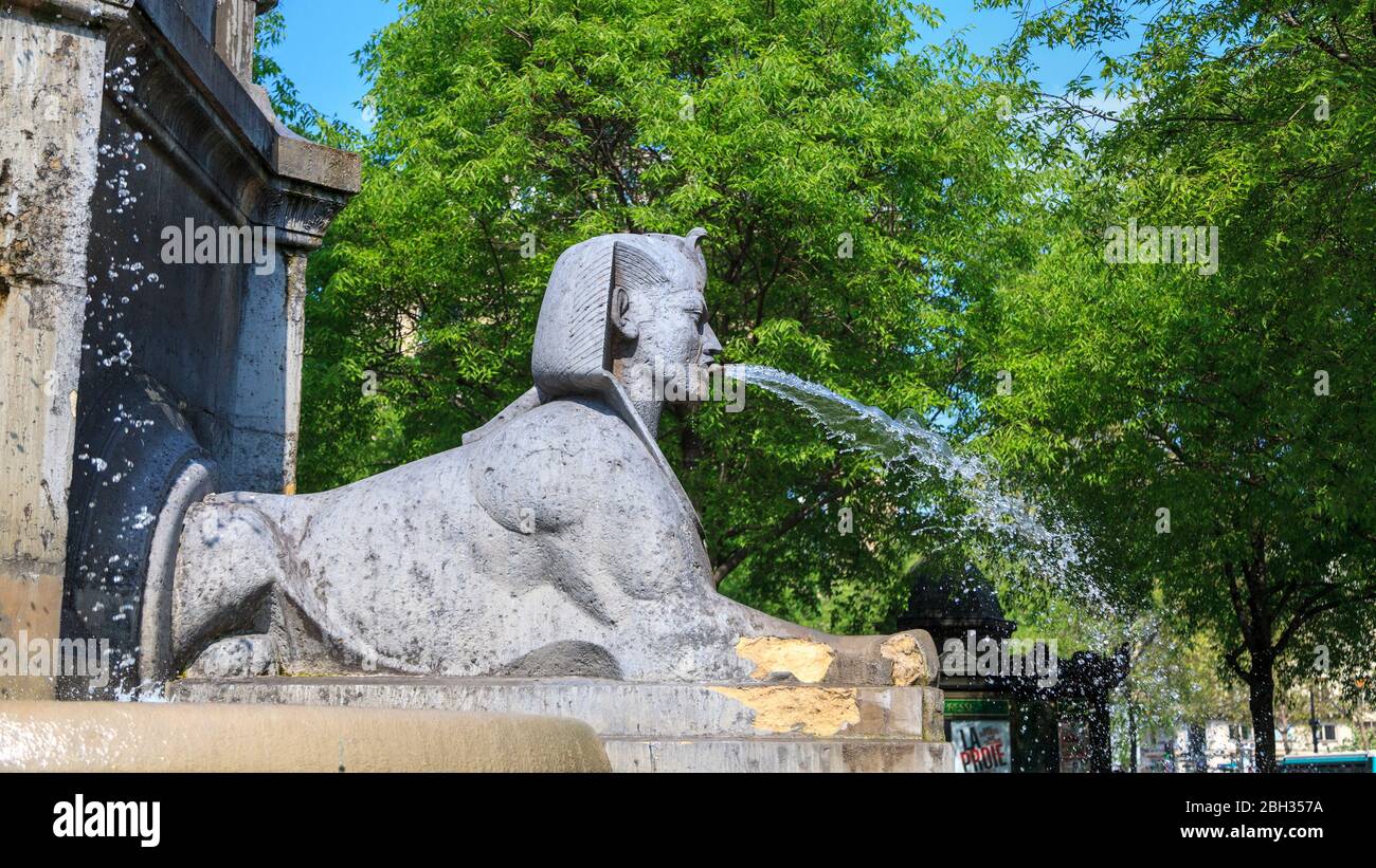 Eine ägyptische Sphinx, die Wasser spießt, in La Fontaine du Palmier, Place du Châtelet, Paris, Frankreich Stockfoto