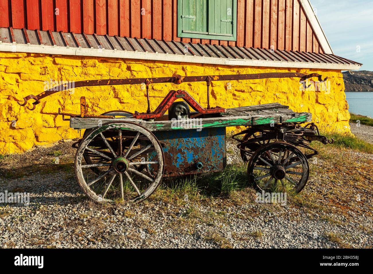Alte Feuerwehrmaschine vor dem traditionellen Haus in Upernavik (Grönland) Stockfoto