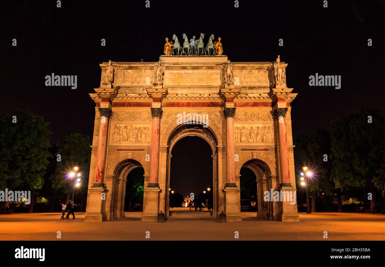 Der beleuchtete Arc de Triomphe du Carrousel in Paris, Frankreich Stockfoto
