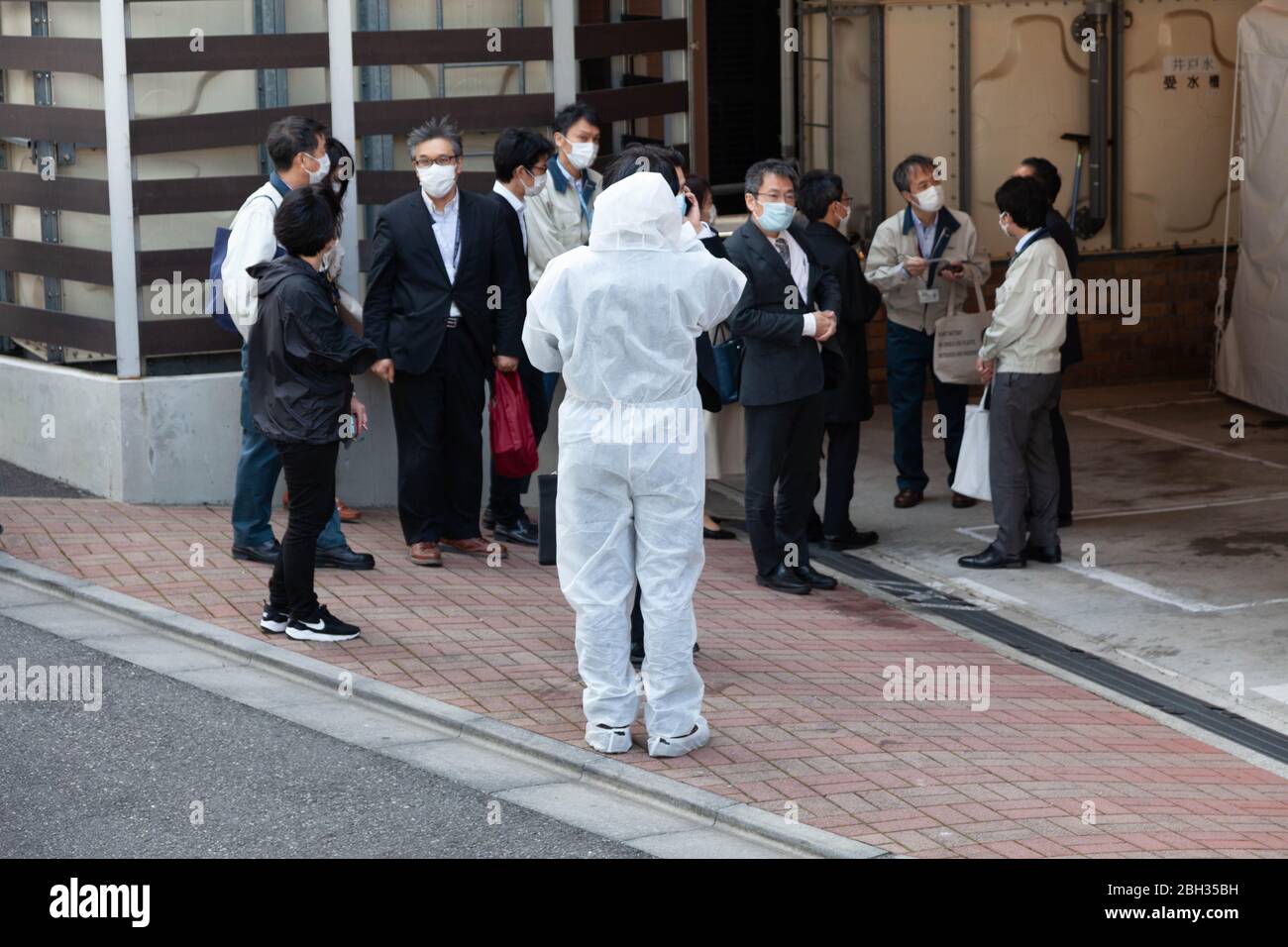 Beamte der Stadt Tokio warten darauf, das Toyoko Inn zu betreten, ein Hotel in Chuo ward in der Nähe des Bahnhofs Tokyo, Tokio, Japan, das früher Covid-19-Coronavirus-Patienten mit milden Symptomen beherbergen sollte, um Krankenhausbetten freizumachen, 10. April 2020. Fotograf Niclas Ericsson. () Stockfoto