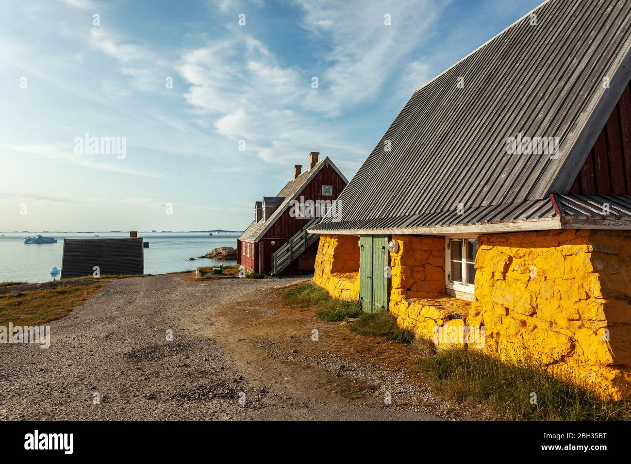 Traditionelles Holzhaus (gelb) in Upernavik, Grönland. Stockfoto