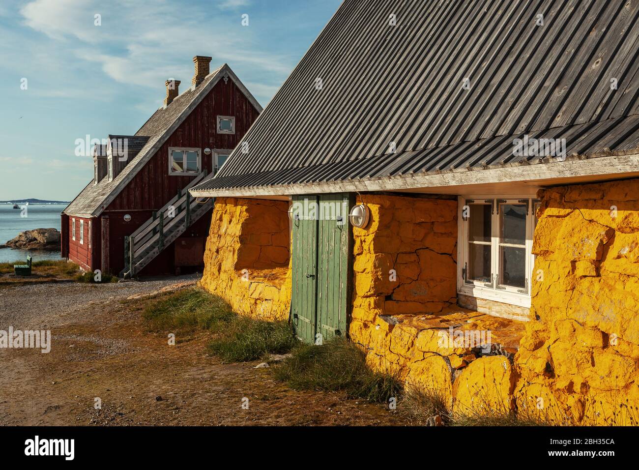 Traditionelle Holzhäuser in Grönland mit Außentreppe Stockfoto