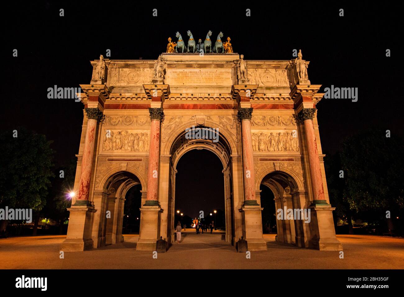 Der beleuchtete Arc de Triomphe du Carrousel in Paris, Frankreich Stockfoto