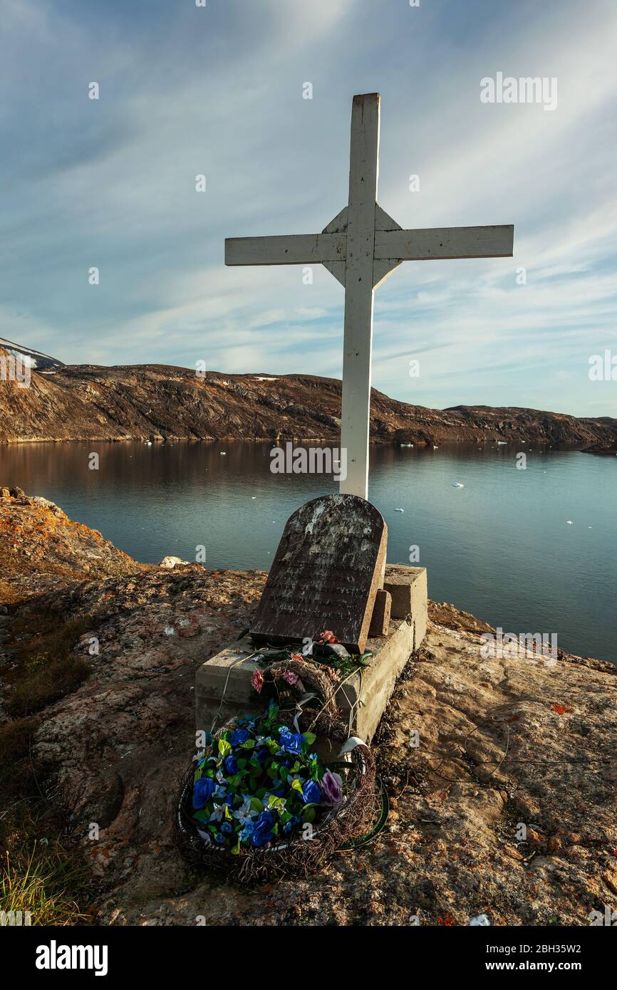 Ein weißes Kreuz auf dem Friedhof in Upernavik (Grönland) Stockfoto