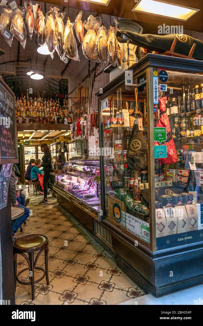 Kleiner Gourmet-Shop im alten Stadtzentrum von Barcelona, Spanien Stockfoto
