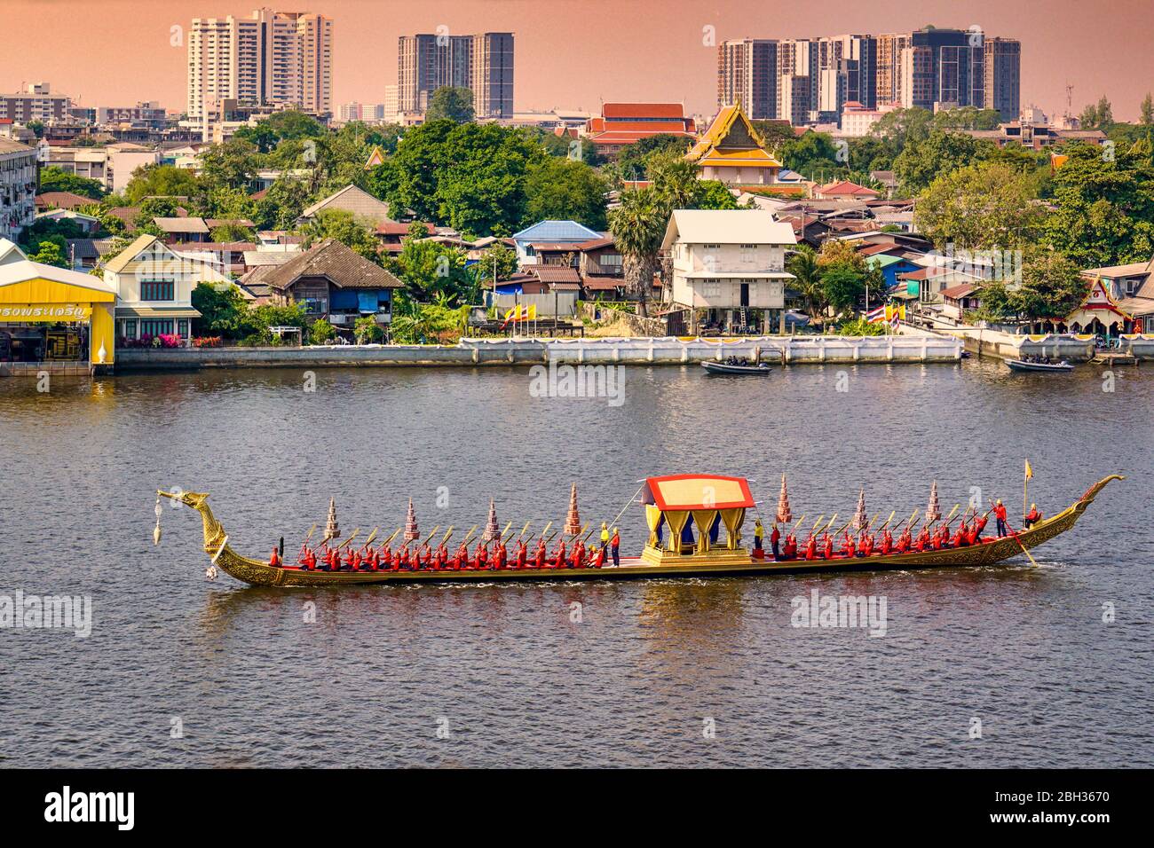 Königliche Bargenprozession auf der Mae Nam Chao Phraya, Bangkok, Thailand Stockfoto