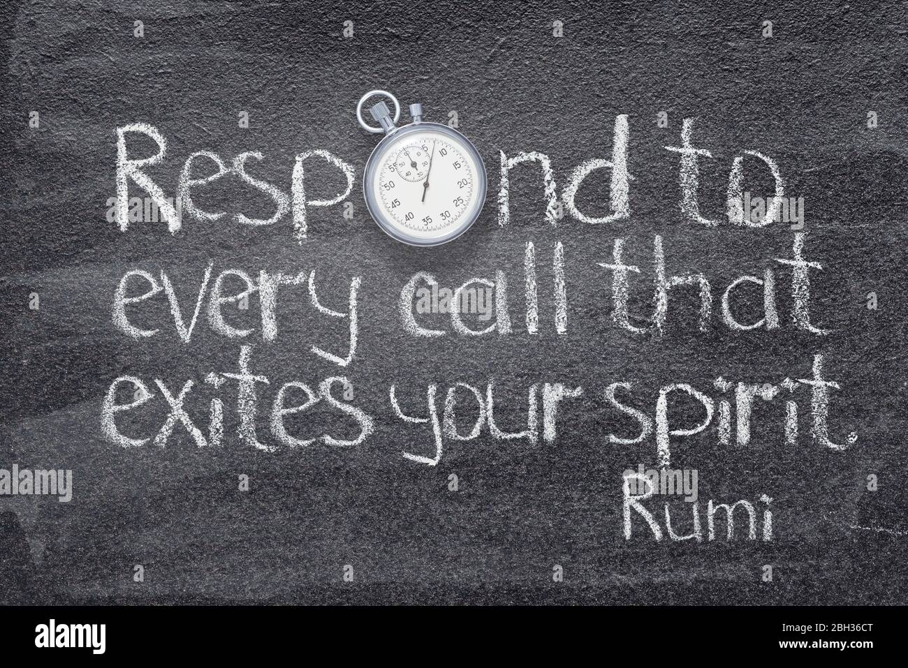 Reagieren Sie auf jeden Anruf, der Ihren Geist erregt - Ancient Perser Dichter und Philosoph Rumi Zitat geschrieben auf Tafel mit Vintage-Stoppuhr statt Stockfoto