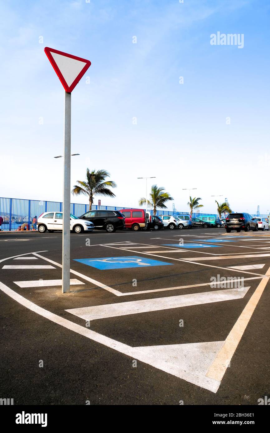 Ein Renditeschild auf einem Parkplatz mit Behindertenparkplatz, der mit dem blauen International Symbol of Access (ISA) gekennzeichnet ist. Stockfoto