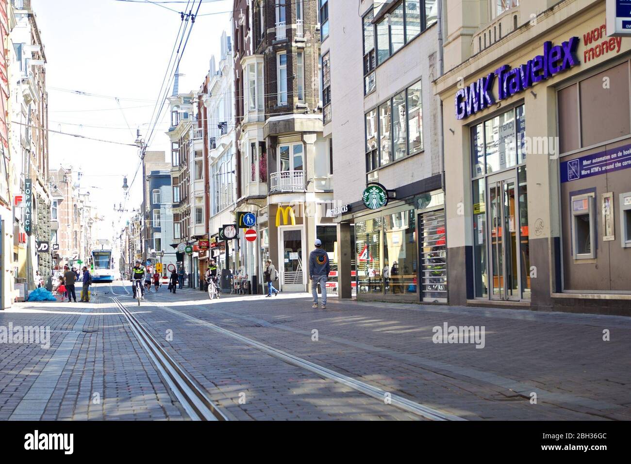 Amsterdam, Niederlande. April 2020. Leere Einkaufsstraße ist in Amsterdam, Niederlande, 23. April 2020 zu sehen. Die Zahl der bestätigten positiven Tests auf das neue Coronavirus in den Niederlanden stieg täglich um 887 auf insgesamt 35,729, wie das Nationale Institut für öffentliche Gesundheit und Umwelt (RIVM) am Donnerstag mitteilte. Kredit: Sylvia Lederer/Xinhua/Alamy Live News Stockfoto