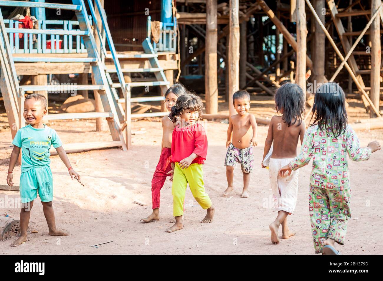 Eine kleine Gruppe kambodschanischer Kinder spielt entlang der Hauptstraße im schwimmenden Dorf Kampong Phluk, nahe dem Tonle SAP See, Kambodscha. Stockfoto