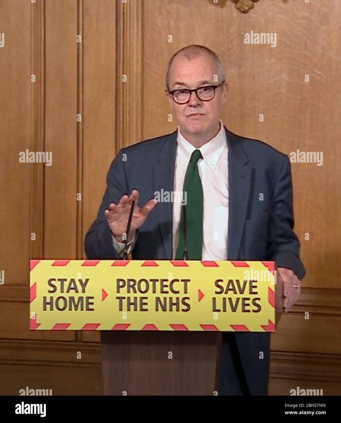 Bildschirmschnappung von Chief Scientific Adviser, Sir Patrick Vallance, während einer Medienbesprechung in Downing Street, London, über Coronavirus (COVID-19). Stockfoto