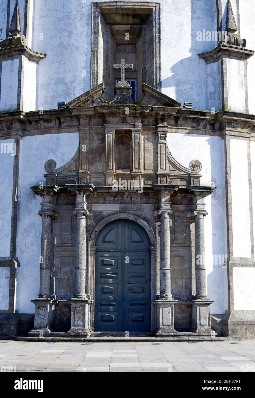 Haupteingang der kreisförmigen Kirche des Klosters Mosteira da Serra do Pilar, in Porto, Portugal, in einem schönen barocken oder manieristischen Stil, Stockfoto