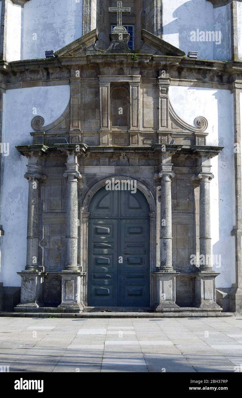 Haupteingang der kreisförmigen Kirche des Klosters Mosteira da Serra do Pilar, in Porto, Portugal, in einem schönen barocken oder manieristischen Stil, Stockfoto