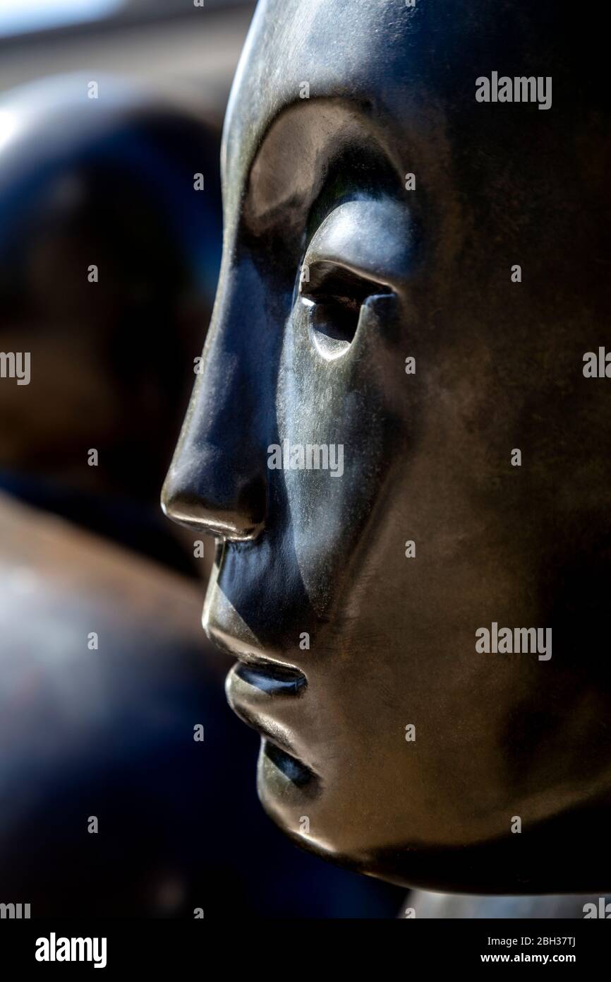 'Two Men on a Bench' (1995) Skulptur von Giles Penny, Canary Wharf, London, Großbritannien Stockfoto