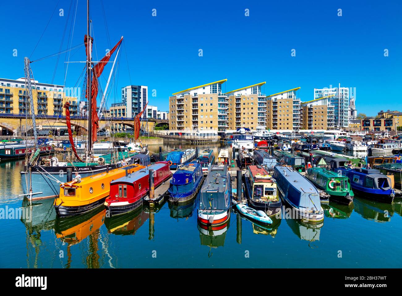 Narrowboats Liegeplatz in Limehouse Basin, London, Großbritannien Stockfoto