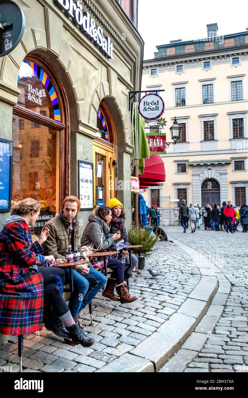 Im Winter sitzen Leute vor einem Café in Gamla Stan (Altstadt), Stockholm, Schweden Stockfoto