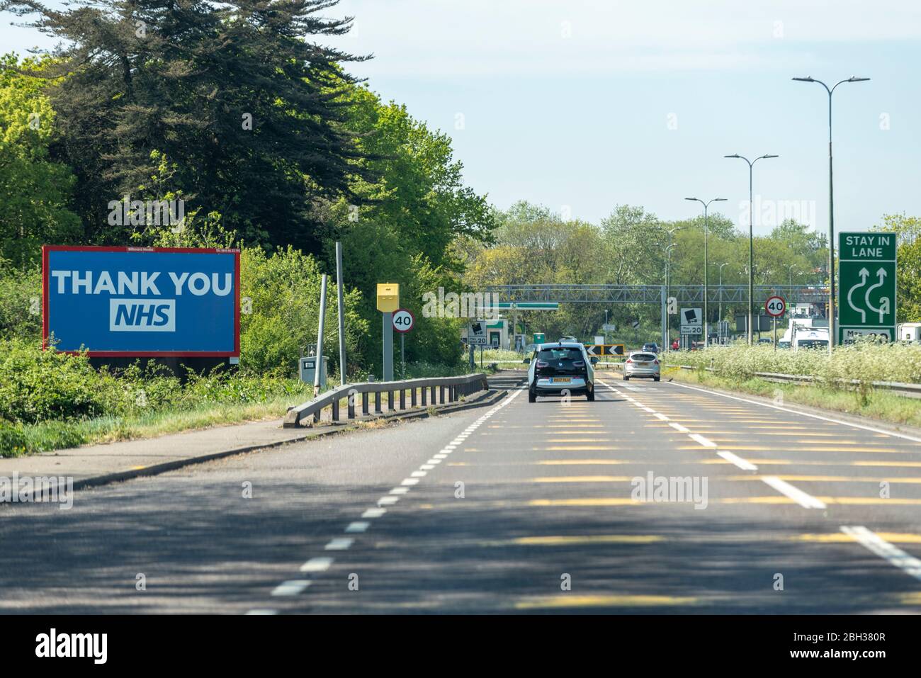 Danke, NHS-Plakat. Werbung auf DER A127 in der Nähe von Basildon, Essex, Großbritannien, zeigt früher eine große Botschaft des Dankes an den National Health Service Stockfoto