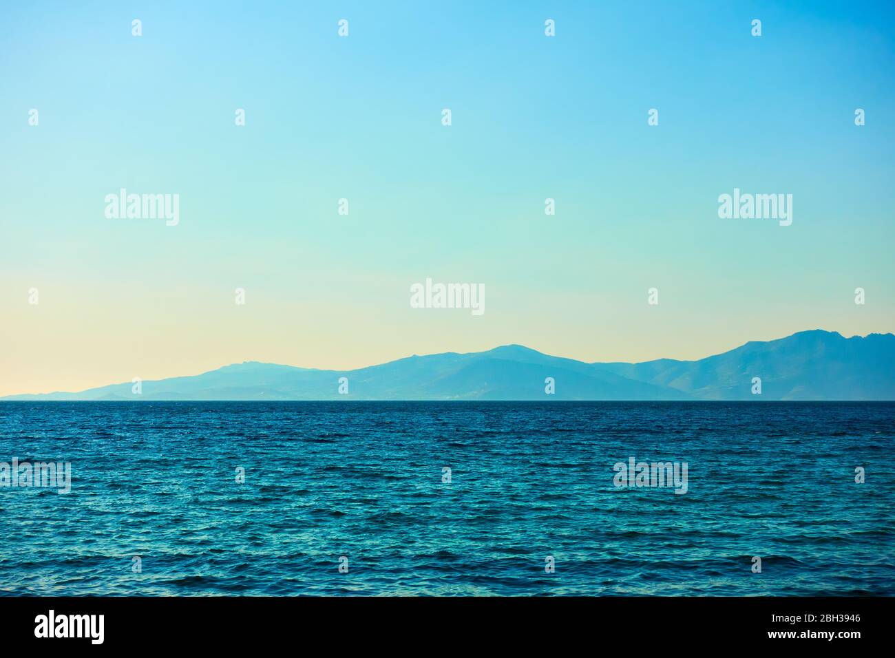 Ägäis und Tinos Insel am Horizont, Griechenland. Griechische Landschaft - Seenlandschaft Stockfoto