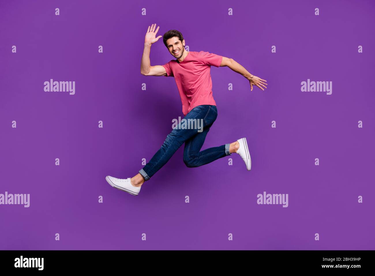 Full-Size-Foto von fröhlich aufgeregt begeisterten Kerl springen sehen seine Freundin Welle Hand sagen hallo tragen gute Look Outfit isoliert über lebendige Farbe Stockfoto