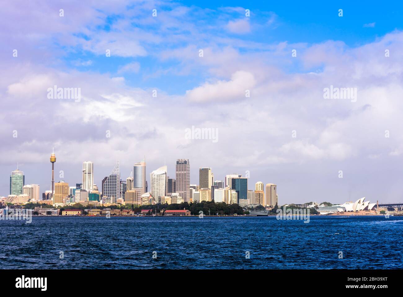Sydney, Australien. Blick auf Sydney CBD an einem sonnigen Sommertag mit teilweise bewölktem blauen Himmel über Port Jackson. Stockfoto