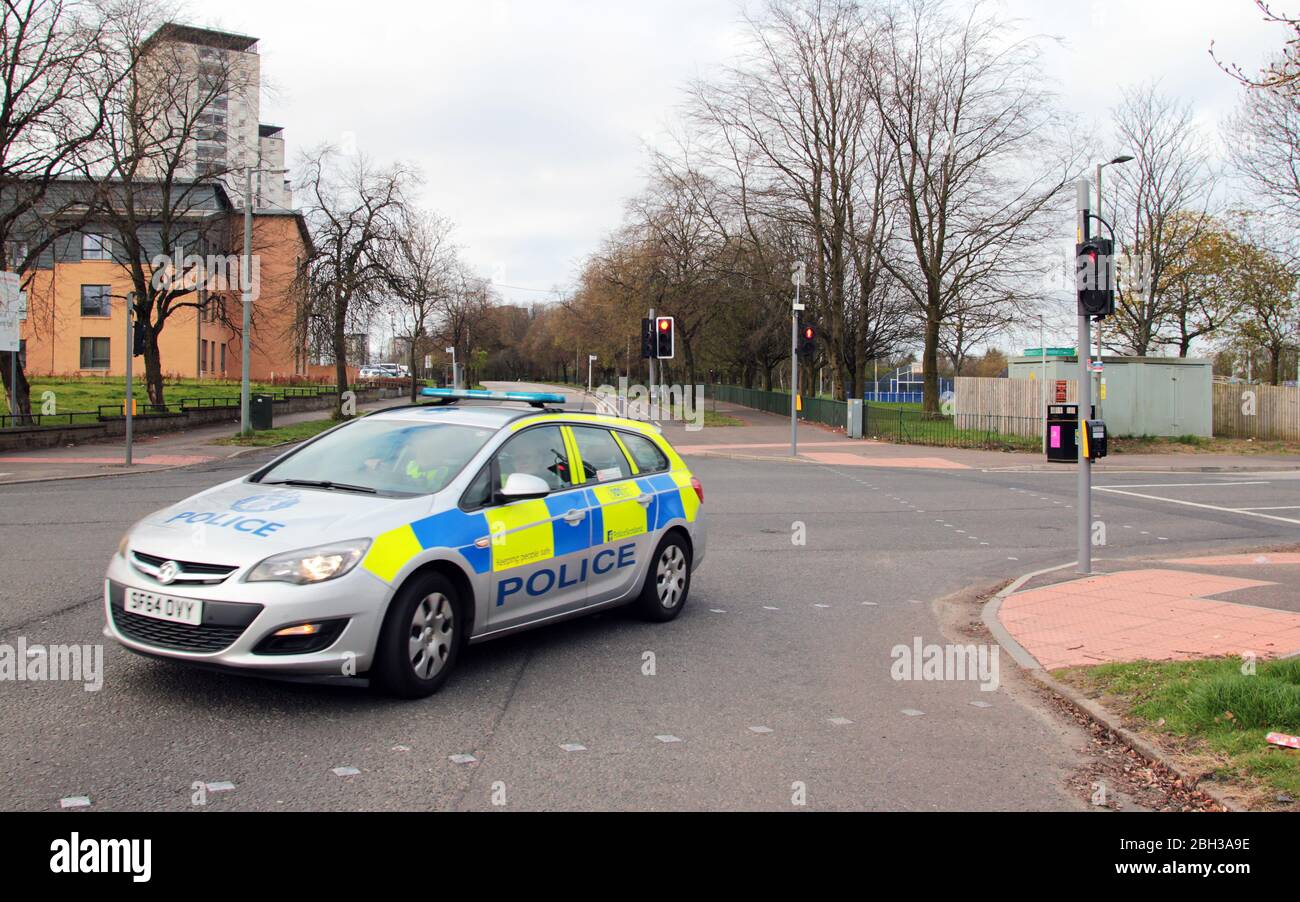 Ein Polizeiauto in Glasgow patrouilliert während der landesweiten Sperrung in Großbritannien durch die leeren Straßen, weil die Pandemie Covid-19 und Coronavirus im ganzen Land wütet. Glasgow. April 2020 Stockfoto